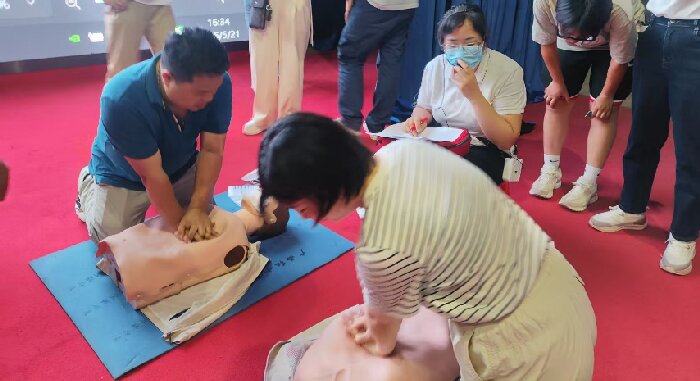 老师在进行实操考试.jpg