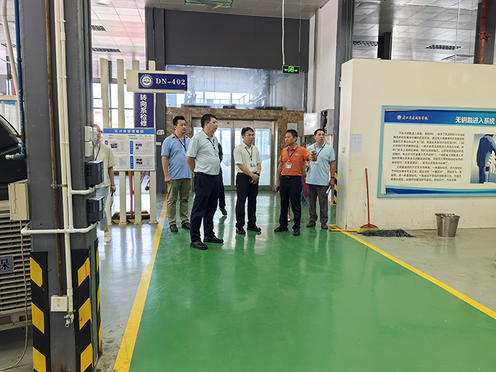 检查小组在汽车实训工位进行检查.jpg