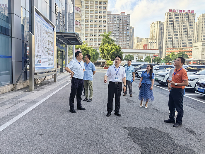 检查小组在实训场地进行检查.jpg